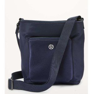 NWOT Lululemon All Set Mini Bucket Crossbody Bag in Navy